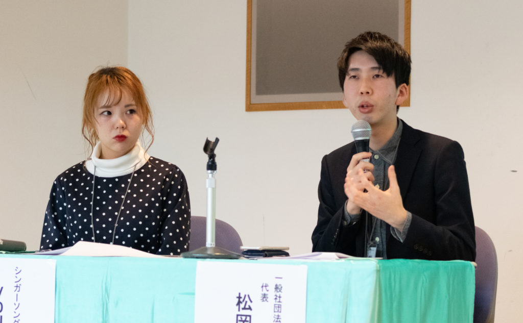 シンガーソングライターのyounA氏（左）と、一般社団法人fair代表の松岡氏（右）